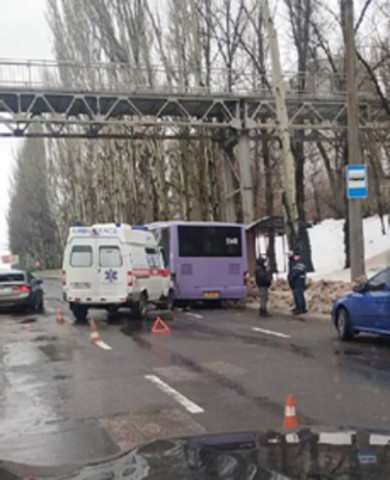 В центре Донецка произошло ДТП с участием скорой помощи и автобуса