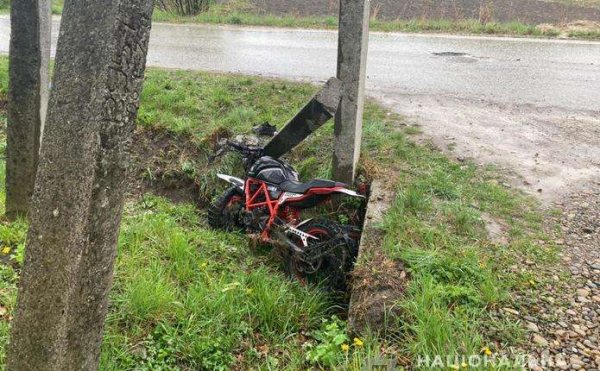 На Буковині мотоцикл в’їхав в електроопору: водій загинув