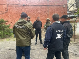 У Чернівцях затримали чоловіка, який пропонував хабар $2000 поліцейським