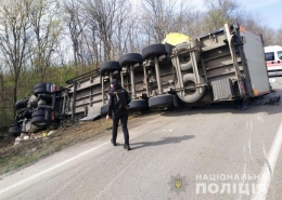 На Буковині в смертельній ДТП загинув водій мікроавтобуса та його 14-річна внучка