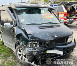 На Буковині «Mercedes» виїхав на зустрічну смугу та зіткнувся з «ВАЗ» (фото)