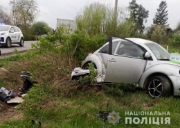 На Буковині перекинувся “Volkswagen”, постраждали водійка та її немовля