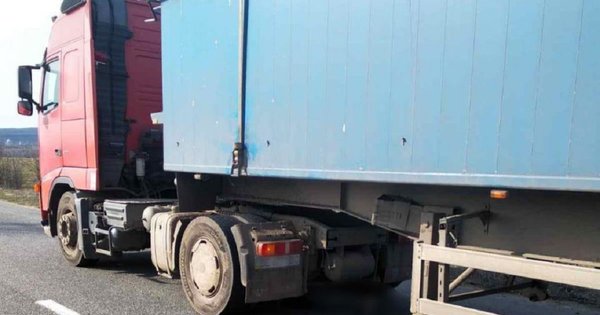 Біля Львова від фури на ходу відлетіло колесо і влучило в інше авто