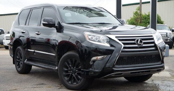 Львів’янин викрав позашляховик Lexus, щоб віддати ЗСУ