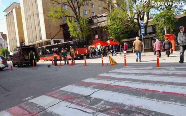 Забрали пів дороги: на перехресті у центрі Чернівців встановили обмежувальні стовпчики