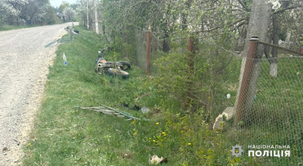 На Буковині мотоцикліст врізався у металеву огорожу: його госпіталізували