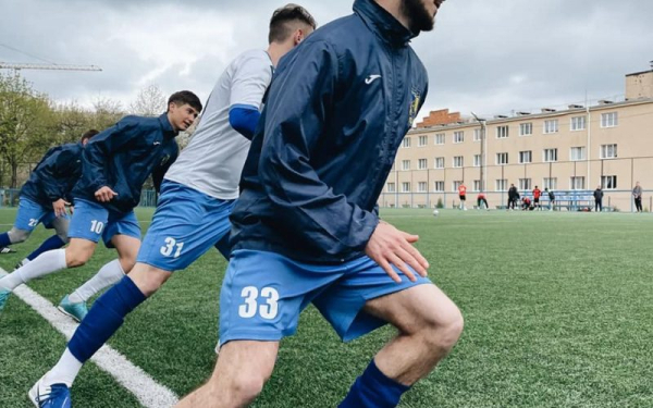 Футболістові з Чернівців, який служить у ЗСУ, потрібне авто