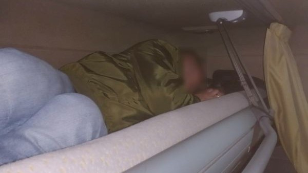 Сховався на складеному ліжку: на Буковині виявили “пасажира”, який незаконно хотів перетнути кордон