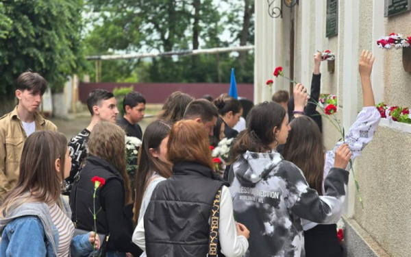 На Буковині на фасаді гімназії встановили п’ять пам’ятних дошок загиблим Героям – фото