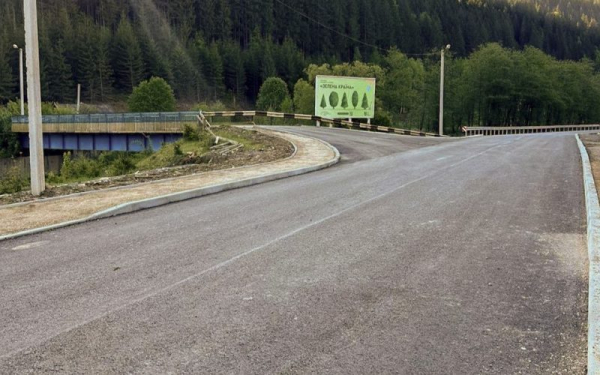 Укріплюють та розширюють автошлях: на Буковині завершують ремонт прикордонної дороги