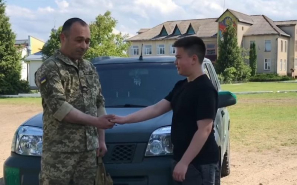 Юний буковинський волонтер передав захисникам на фронт перше авто
