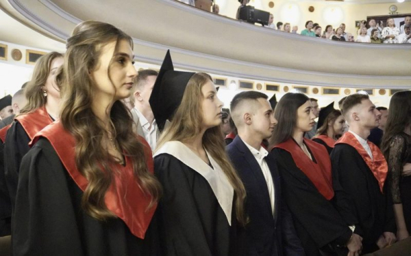 У Буковинському медуніверситеті відбувся випускний: дипломи отримали понад 600 студентів