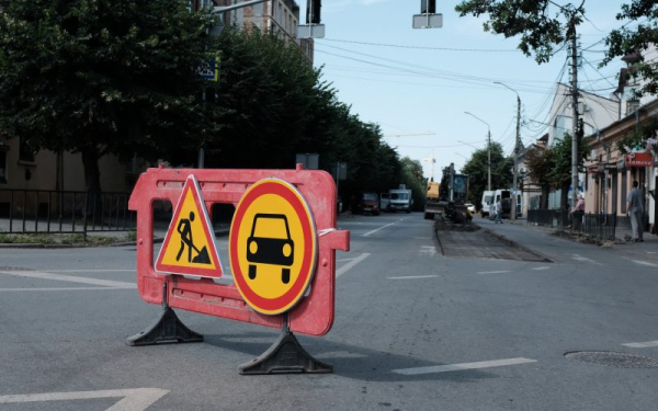 Часткове обмеження проїзду по чотирьох вулицях у Чернівцях та пошуки юнака у Дністрі: головні новини