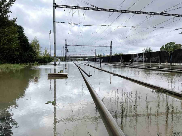 Укрзалізниця змінила курс потягів через масові повені в Європі
