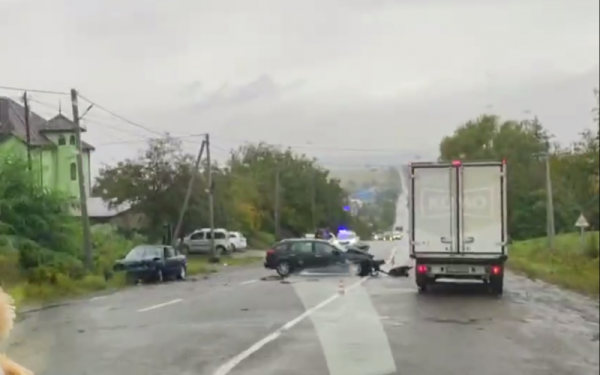 ДТП на виїзді з Чернівців: зіткнулися дві автівки, травмувався один із водіїв