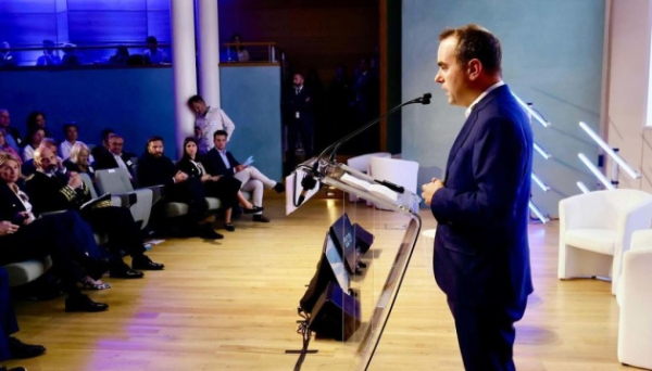 Прем’єр Франції погодився призупинити пенсійну реформу