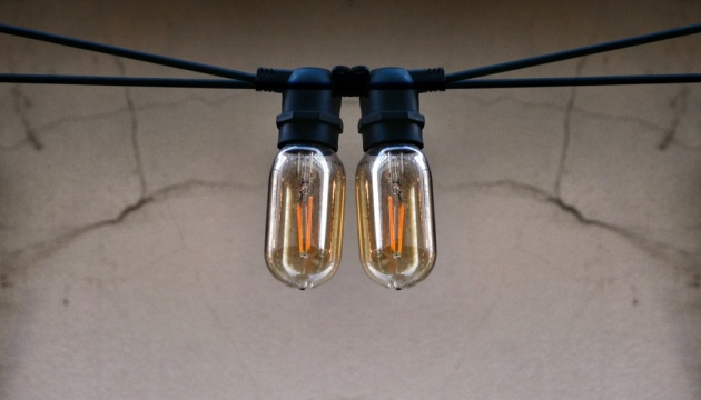 Від 2,5 до 4 черг: графіки відключень світла у четвер діятимуть у всіх регіонах