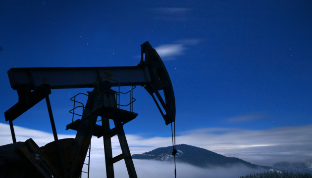 Нафта трохи зросла в ціні після річного падіння у 20%