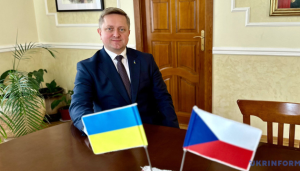 Українські дипломати не втручаються у внутрішні справи Чехії – посол